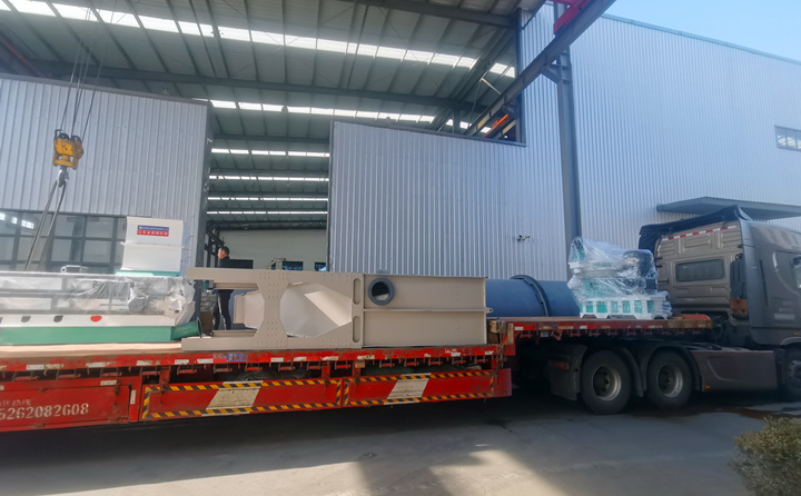 顆粒機(jī)生產(chǎn)線(xiàn)相關(guān)設(shè)備正在裝車(chē)