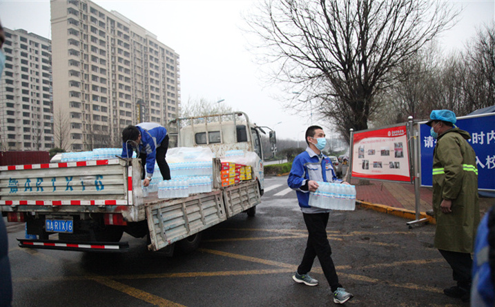 2月25日，山東金格瑞機械有限公司派代表來到齊魯師范學(xué)院捐贈防疫物資，保障校園防疫物品備足備齊，助力學(xué)校的疫情防控工作。