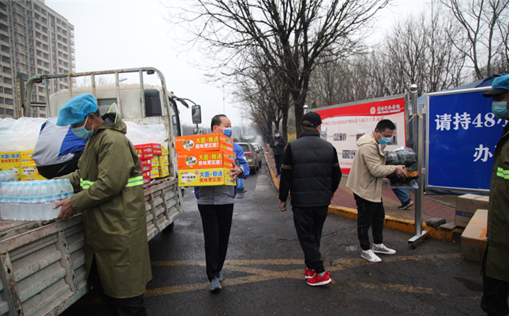 2月25日，山東金格瑞機械有限公司派代表來到齊魯師范學(xué)院捐贈防疫物資，保障校園防疫物品備足備齊，助力學(xué)校的疫情防控工作。