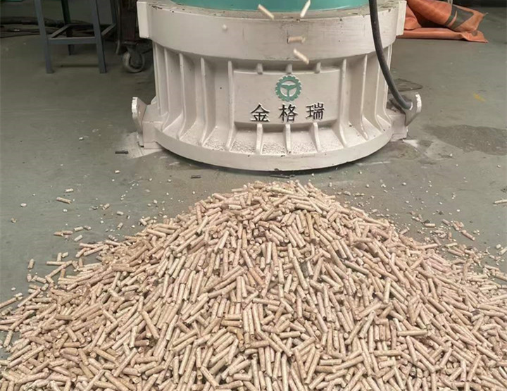 木屑顆粒機加工環(huán)保燃料顆粒，用綠色昭示未來